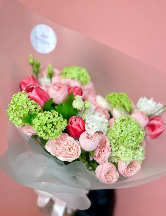 Букет с пионовидной розой, тюльпанами и вибирнумом